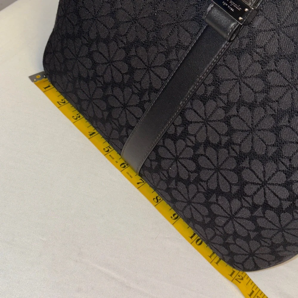 Kate Spade shoulder bag magnetic closure fabric daisy print inside pockets S338
